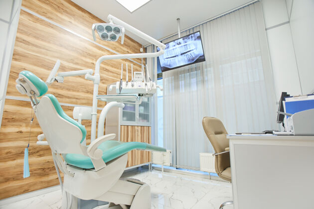疾病图为牙科诊所里带着医疗设备的空椅子牙科健康体检清洁