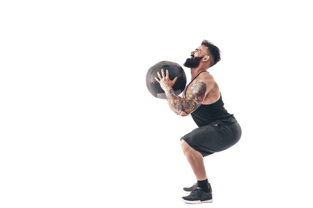 医学肌肉纹身胡须男性健身举重健身球隔离在白墙上向上健身设备
