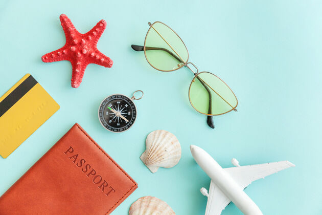基本度假旅游探险旅行概念最小的简单平放与飞机护照太阳镜罗盘黄金信用卡壳蓝色粉彩彩色潮流背景装备护照海滩
