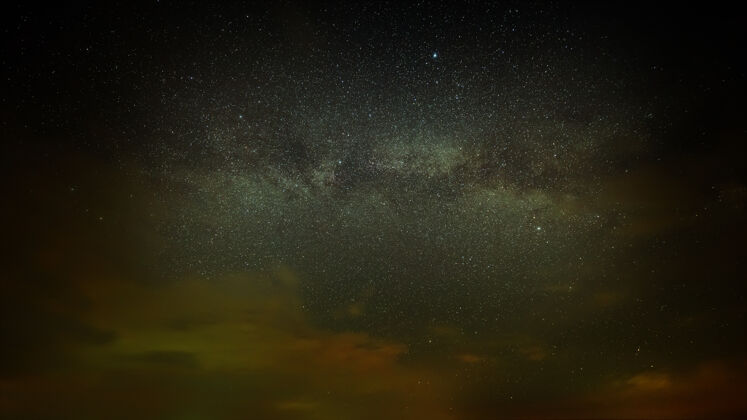 黎明银河系的星星和夜空中的云恒星星系风景