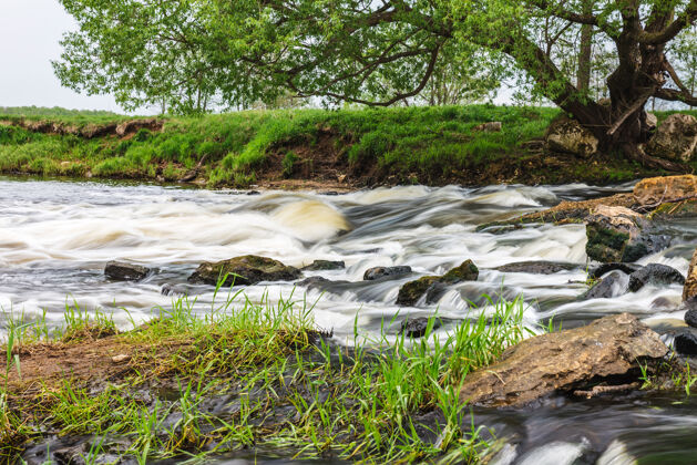 自然急流的小河石瀑布河流流动