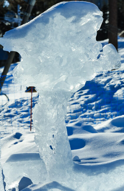结冰融化的冰在山上特写冰冻结冰川
