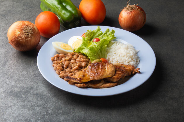 菜单巴西菜 米豆和鸡肉健康食品薯条颜色