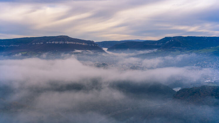 山法国米洛塔恩山谷的雾云景色自然