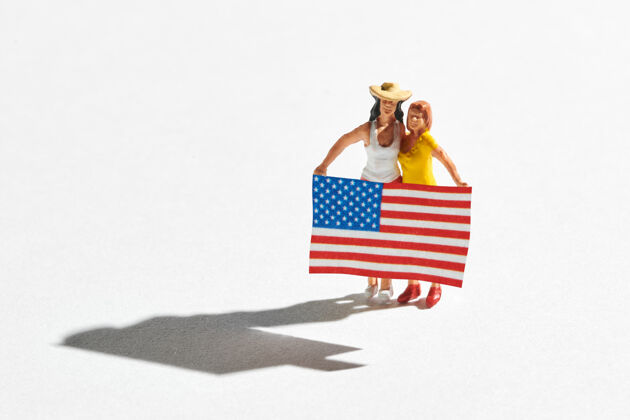女人两位美国妇女举着国旗站立的缩影缩影国旗人物