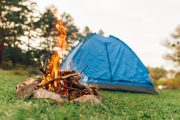 柴火燃烧着营火和帐篷营火篝火火焰