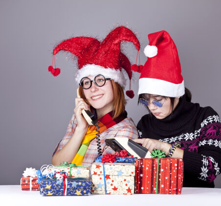 女孩两个女孩打电话给圣诞老人 希望圣诞节过得更好礼品工作室射击乐趣可爱年轻