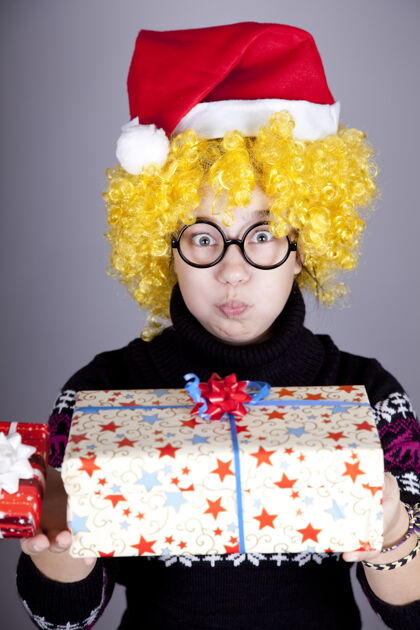 盒子戴着圣诞眼镜的滑稽女孩礼品工作室射击节日可爱欢呼