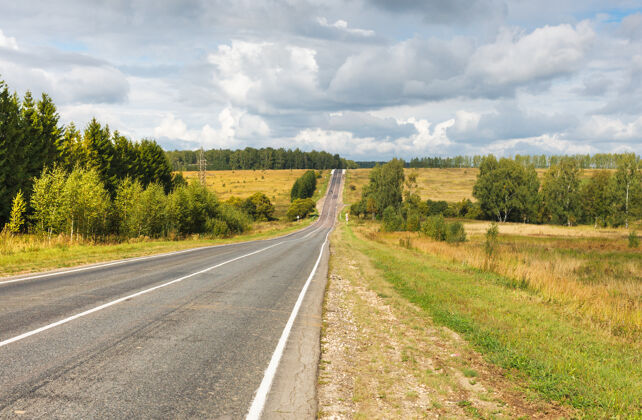 景观铺就的乡间小路消失在地平线上驾驶车道绿色