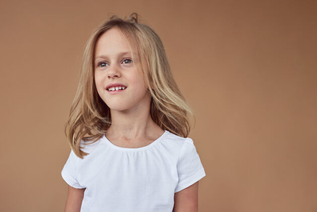 童年特写正面肖像可爱的小女孩波浪金发 穿着白色衣服复制空间快乐孩子时尚