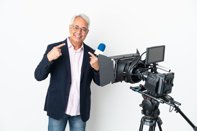 好记者巴西中年男子手持麦克风 在白色背景上孤立地报道新闻 竖起大拇指新闻摄像机通讯