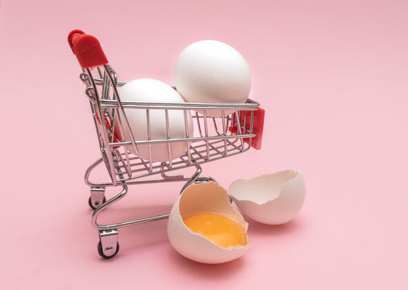销售鸡蛋放在一个粉红色的小购物车里表面关闭-起来贝壳团体配料