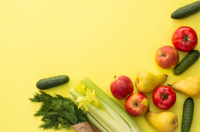 饮食新鲜的有机蔬菜 蔬菜和水果放在黄色的盘子里背景.生态学农家菜概念.top视图.平面躺下保险箱水果包装