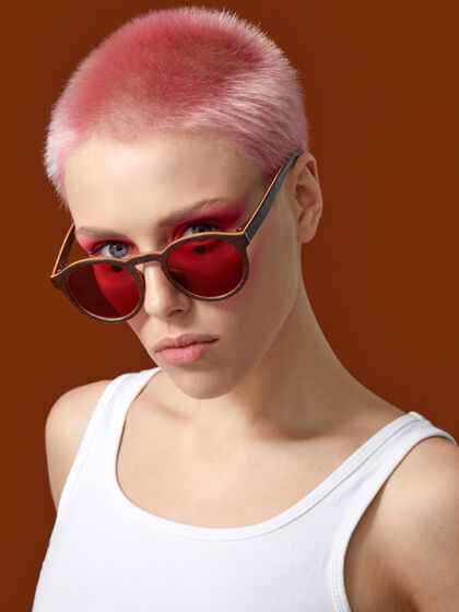 模特正面特写的粉红色短发少女肖像发型时尚女孩