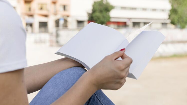 书籍实体模型女人在街上看书特写书籍阅读女性