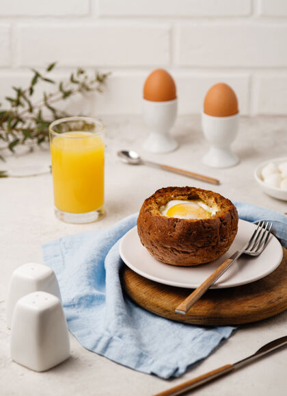 蛋黄烤鸡蛋早餐加鸡蛋和橙汁饮料面包面包