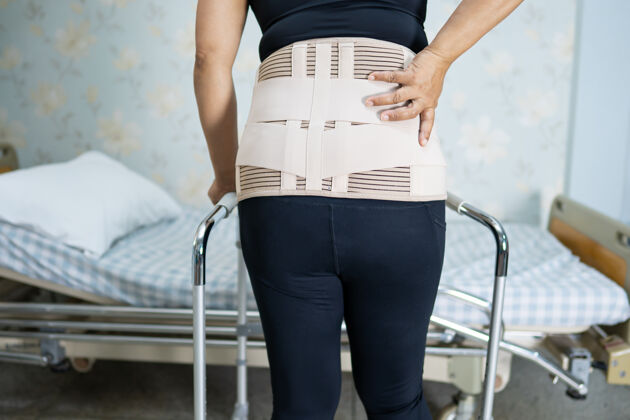 支撑亚洲女性患者佩戴背痛支撑带 用于矫形腰椎助行器背部矫形纠正