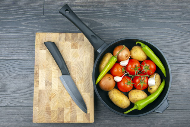烤生蔬菜在烹调前先煎后炖有机食用碳水化合物