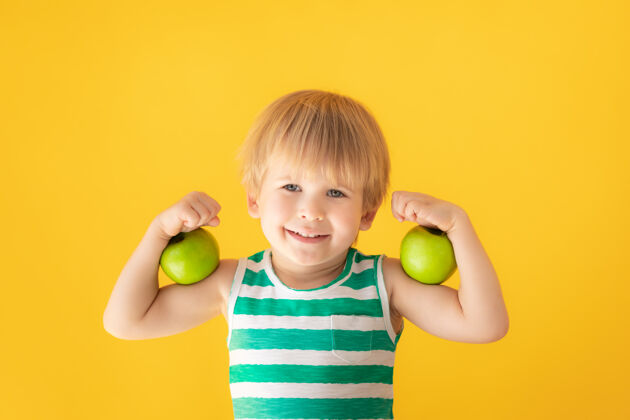 可爱的快乐的孩子展示肌肉幼儿健康营养