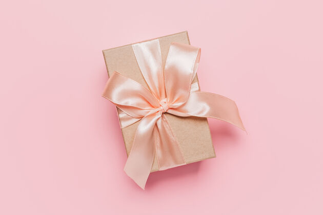 浪漫粉红色表面有丝带的礼品盒礼品盒形状胶带
