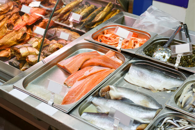 超市生三文鱼牛排在商店的金属盒库存分类鳟鱼