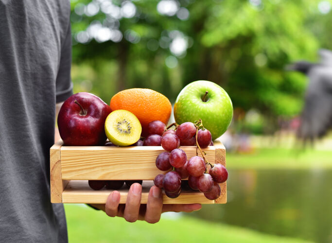 年轻几种水果蔬菜健康食品和瑜伽锻炼生活方式水果木头早晨