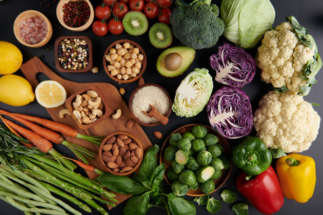素食不同的蔬菜 种子和水果摆在桌上健康饮食平面 俯视图木材绿色顶视图
