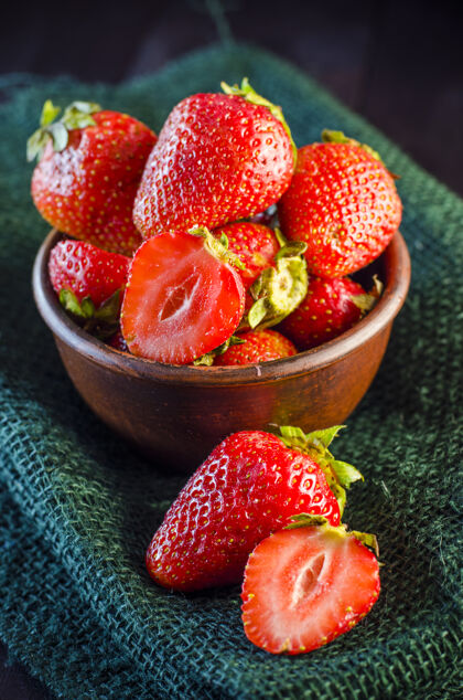 成熟把成熟的草莓放在一个碗里放在一张特写桌上夏天春天果酱