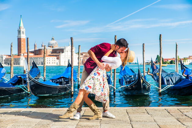 地标年轻夫妇在威尼斯游玩-游客在意大利旅游和观光威尼斯最相关的地标-关于生活方式 旅游 旅游的概念运河女人访问