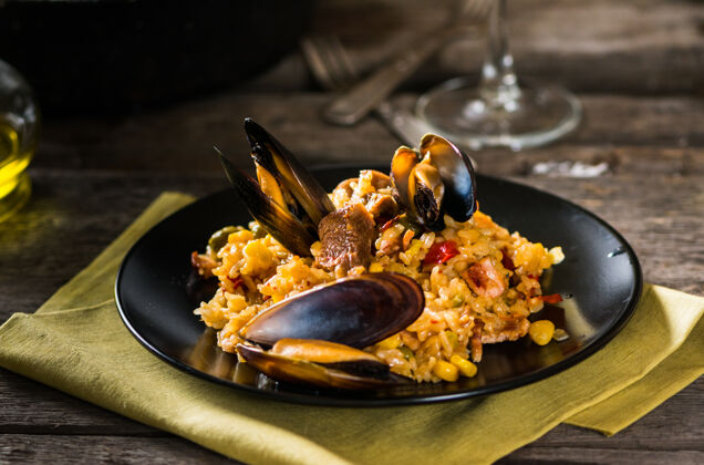 蛤蜊典型的西班牙海鲜饭西班牙菜对虾贝类餐