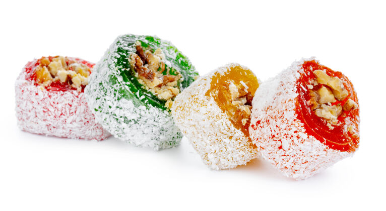 Rahat五颜六色的土耳其喜悦与坚果在糖粉隔离在白色东方的糖果Lokum