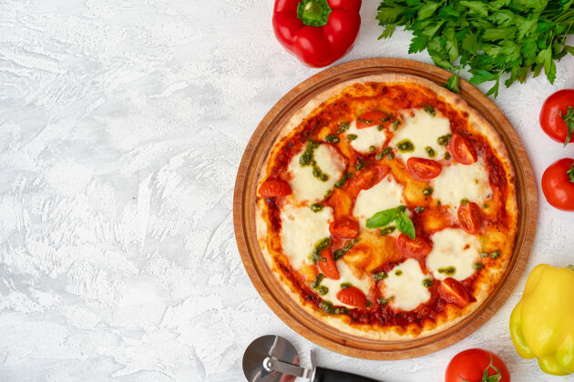 美味灰色表面上的玛格丽塔披萨俯视图番茄食物传统
