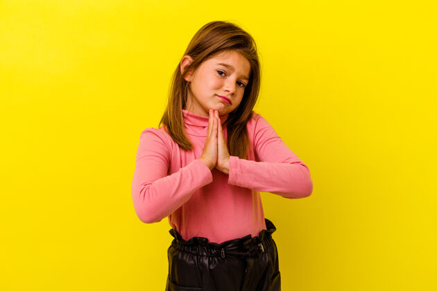 上帝小白种女孩孤零零地牵着黄色的手在嘴边祈祷 感觉很自信小相信宗教