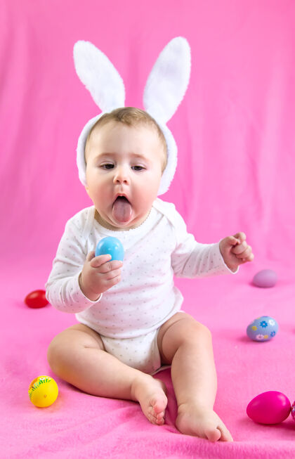 有趣穿得像兔子的宝宝 带着复活节彩蛋过复活节快乐可爱兔子