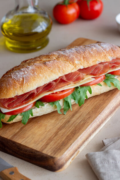 三明治三明治配火腿 西红柿 芝麻菜和奶酪健康饮食节食沙拉培根食物