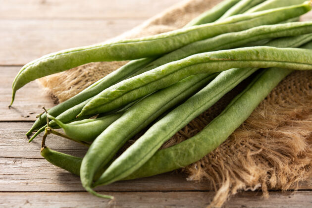 食品有机绿豆放在质朴的木桌上豆类蔬菜法国
