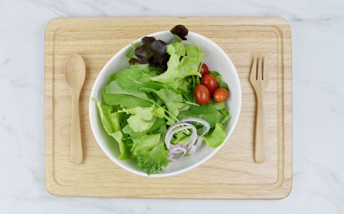 视图新鲜绿叶和蔬菜沙拉的俯视图橄榄碗晚餐