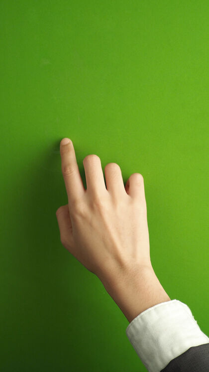 垫女人用手指和手触摸绿色屏幕手指皮肤选择