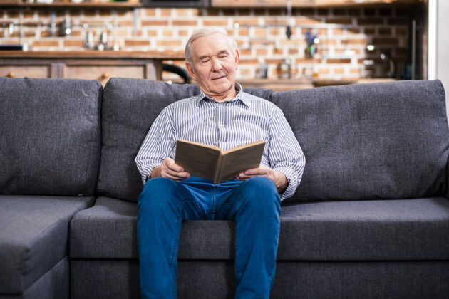 老人一个坐在沙发上看书的退休老人男人沙发人