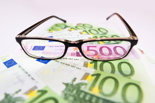 金融通过眼镜镜头可以看到500欧元的特写镜头眼镜商业欧元