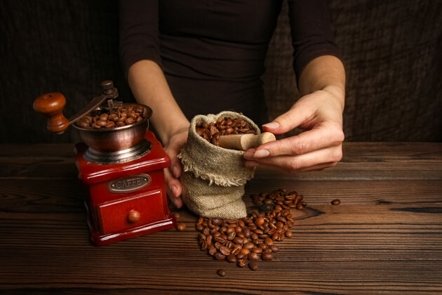 机器一个女人的手和咖啡研磨机成人咖啡准备