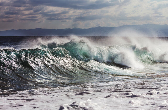 大浪海滩上的蓝色波浪膨胀天气水