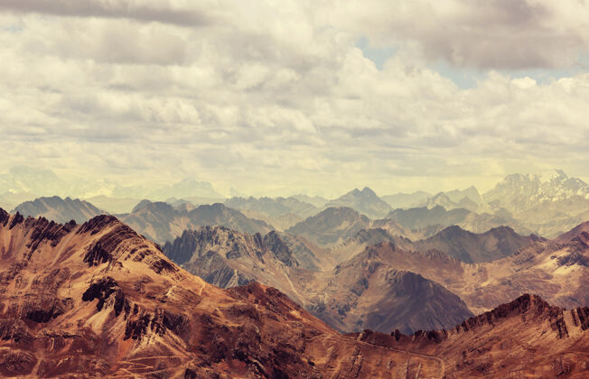 秘鲁美丽的山脉风景在科迪勒拉华亚什 秘鲁 南美洲山脉蓝色风景