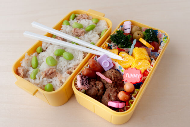 美味传统的自制便当盒与大米 肉 蛋 鱼 蔬菜和谷物传统米饭筷子