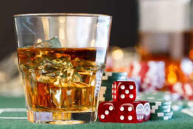 上瘾游戏筹码放在和一杯威士忌旁边幸运运气扑克