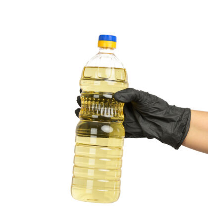 营养手里拿着向日葵油的透明塑料瓶 特写厨房透明瓶子