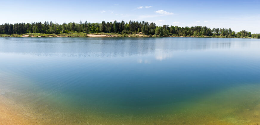海洋深邃的森林湖 湖水清澈 湖底沙质床透明浅