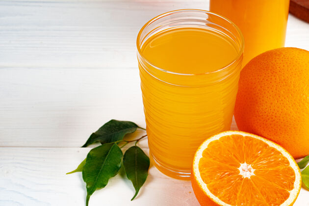 饮食桌上的橙汁杯 近一点果汁玻璃切割