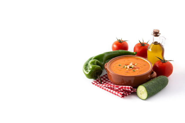西班牙在瓦罐和配料隔离的西班牙浓汤美食橄榄凉菜