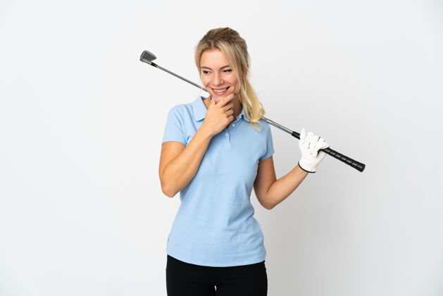 球员年轻的俄罗斯女子高尔夫球手孤立的白色背景 望向一边 微笑着青年运动女子